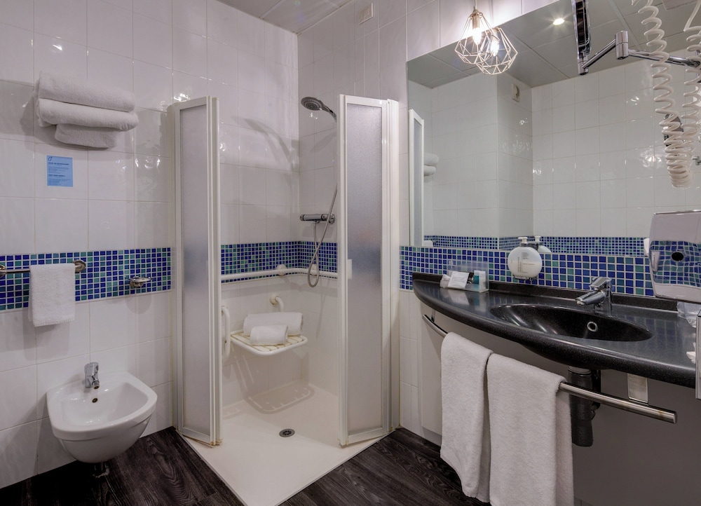 Habitación estándar, 1 cama doble, accesible para personas con discapacidad del hotel Holiday Inn Bologna-Fiera. Foto 5