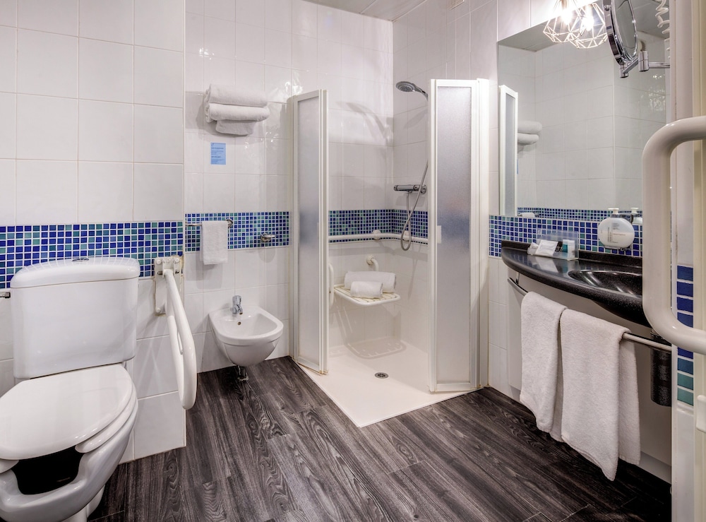 Habitación estándar, 1 cama doble, accesible para personas con discapacidad del hotel Holiday Inn Bologna-Fiera. Foto 6