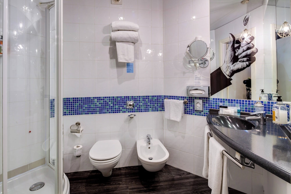 Habitación estándar, 1 cama de matrimonio, fumadores del hotel Holiday Inn Bologna-Fiera. Foto 14