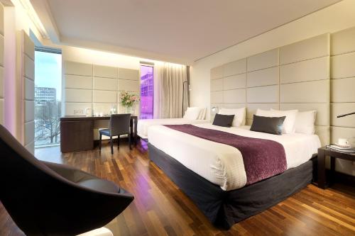 Habitación Doble con Cama supletoria del hotel Eurostars Grand Central. Foto 1