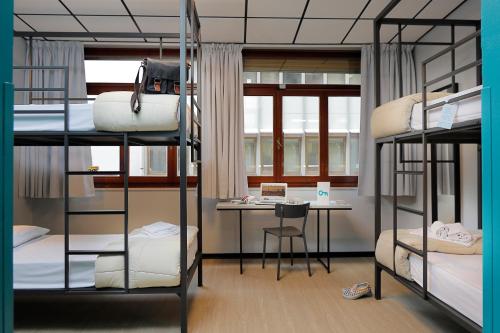 Cama en habitación compartida femenina de 6 camas del hotel Plus Florence. Foto 1
