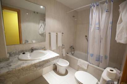 Habitación doble Superior del hotel Olas de Almuñécar. Foto 1