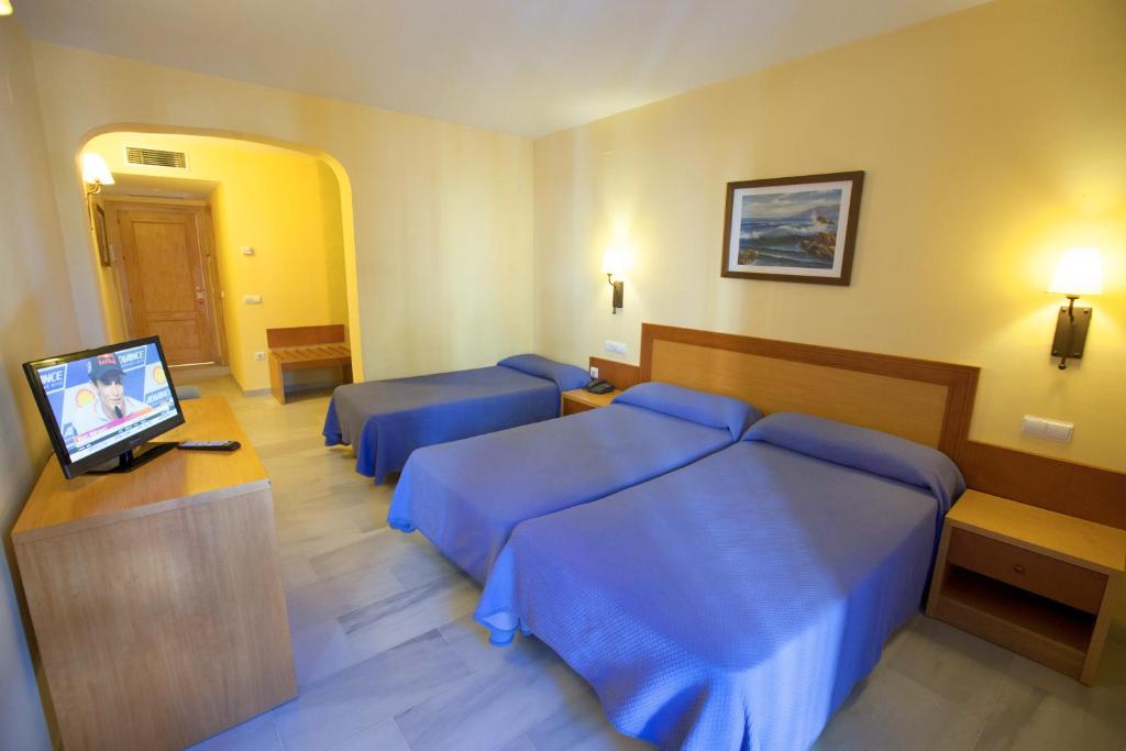 Habitación triple del hotel Olas de Almuñécar