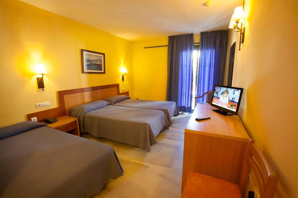 Habitación triple del hotel Olas de Almuñécar. Foto 1
