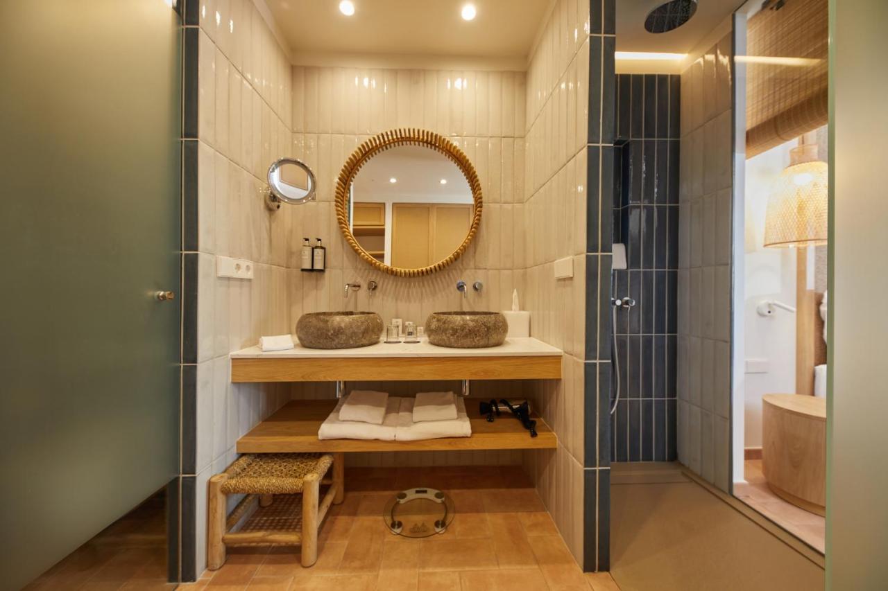 Habitación doble Lujo Vista Jardin del hotel Cala San Miguel Ibiza Resort, Adults only, Curio Collection by Hilton