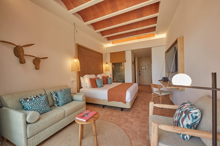 Habitación doble Vista Mar Club del hotel Cala San Miguel Ibiza Resort, Adults only, Curio Collection by Hilton. Foto 1