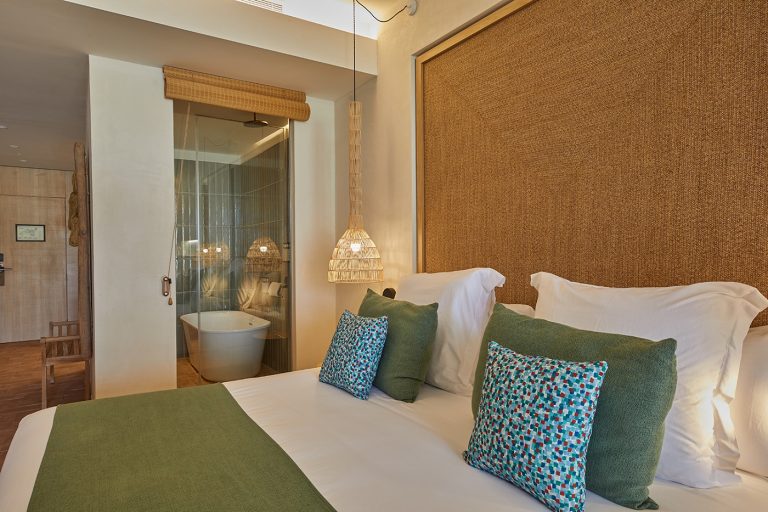 Junior suite Piscina Privada Vista Jardin Club del hotel Cala San Miguel Ibiza Resort, Adults only, Curio Collection by Hilton