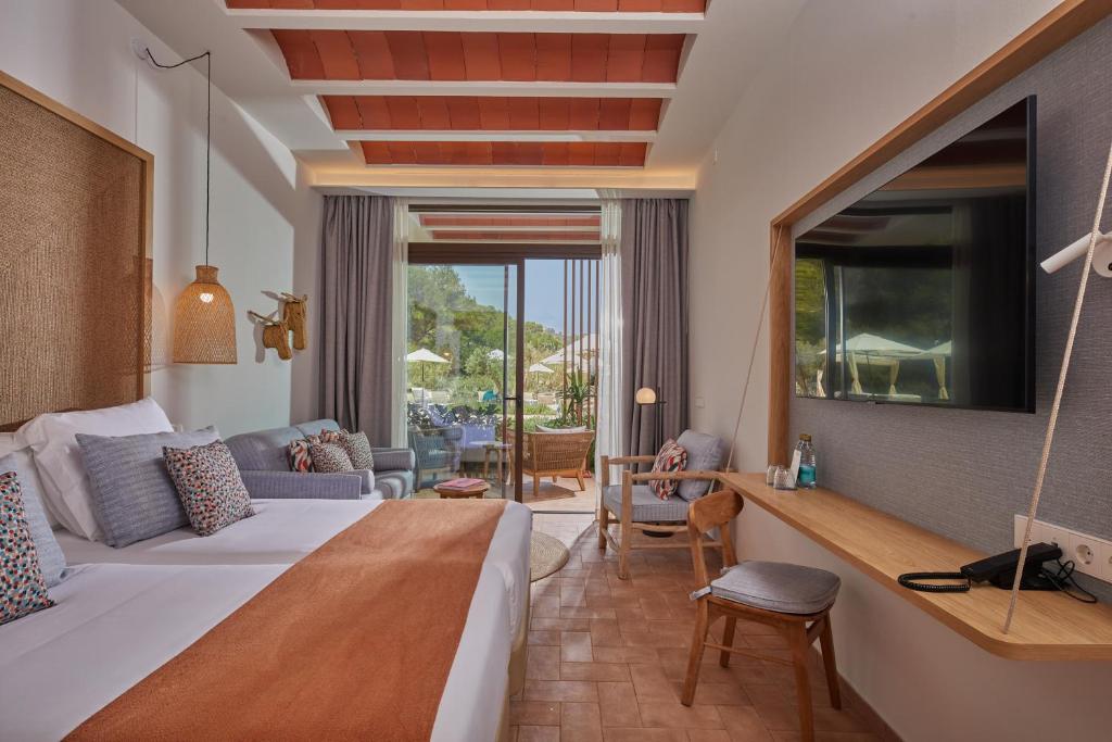 Habitación doble Lujo Vista Jardin del hotel Cala San Miguel Ibiza Resort, Adults only, Curio Collection by Hilton. Foto 1