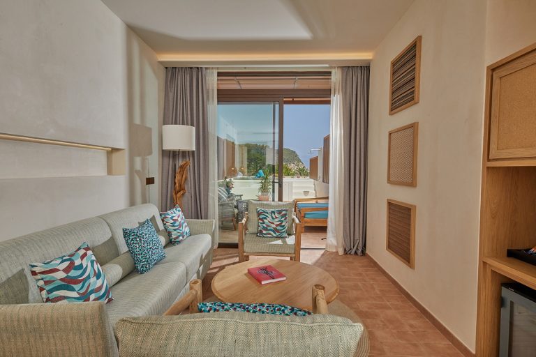 Junior suite Vista Mar Piscina Privada Club del hotel Cala San Miguel Ibiza Resort, Adults only, Curio Collection by Hilton. Foto 1