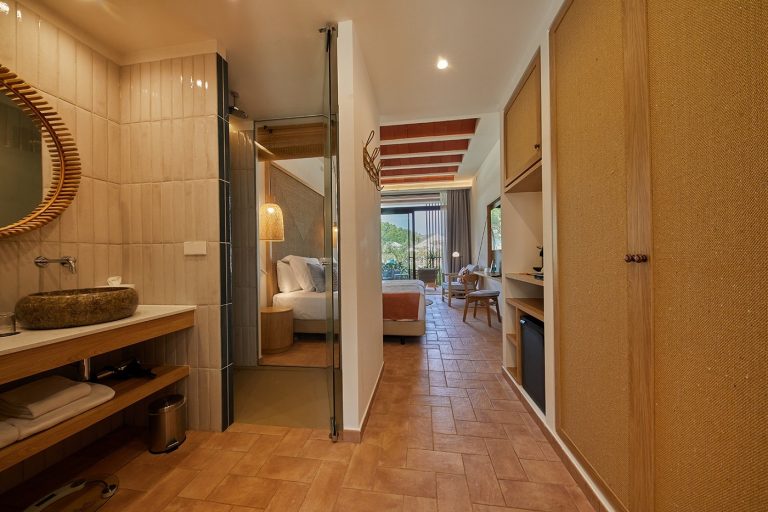 Habitación doble Lujo Vista Mar Frontal del hotel Cala San Miguel Ibiza Resort, Adults only, Curio Collection by Hilton. Foto 2