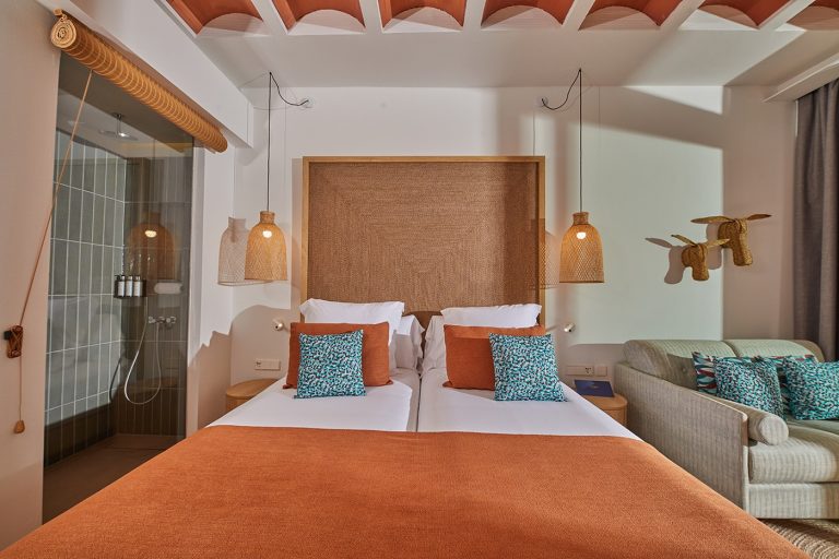 Habitación doble Vista Jardin Club del hotel Cala San Miguel Ibiza Resort, Adults only, Curio Collection by Hilton. Foto 2