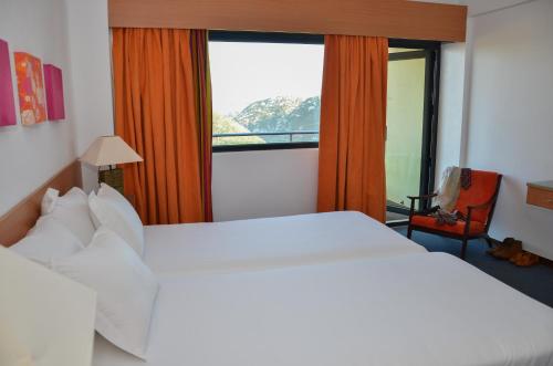 Habitación Doble Estándar con vistas a las montañas y balcón - 2 camas del hotel Golf Mar. Foto 1