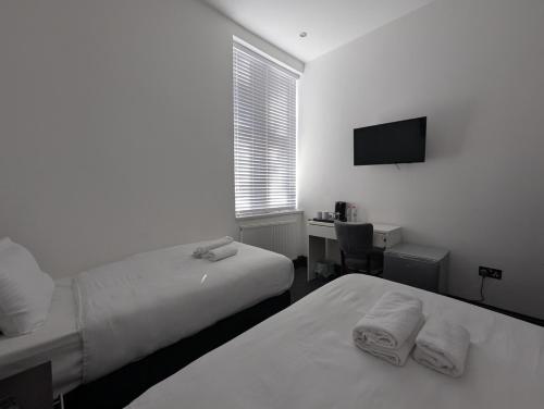 Habitación familiar 1 Cama Individual 1 Cama doble del hotel The Firs Lodge. Foto 3