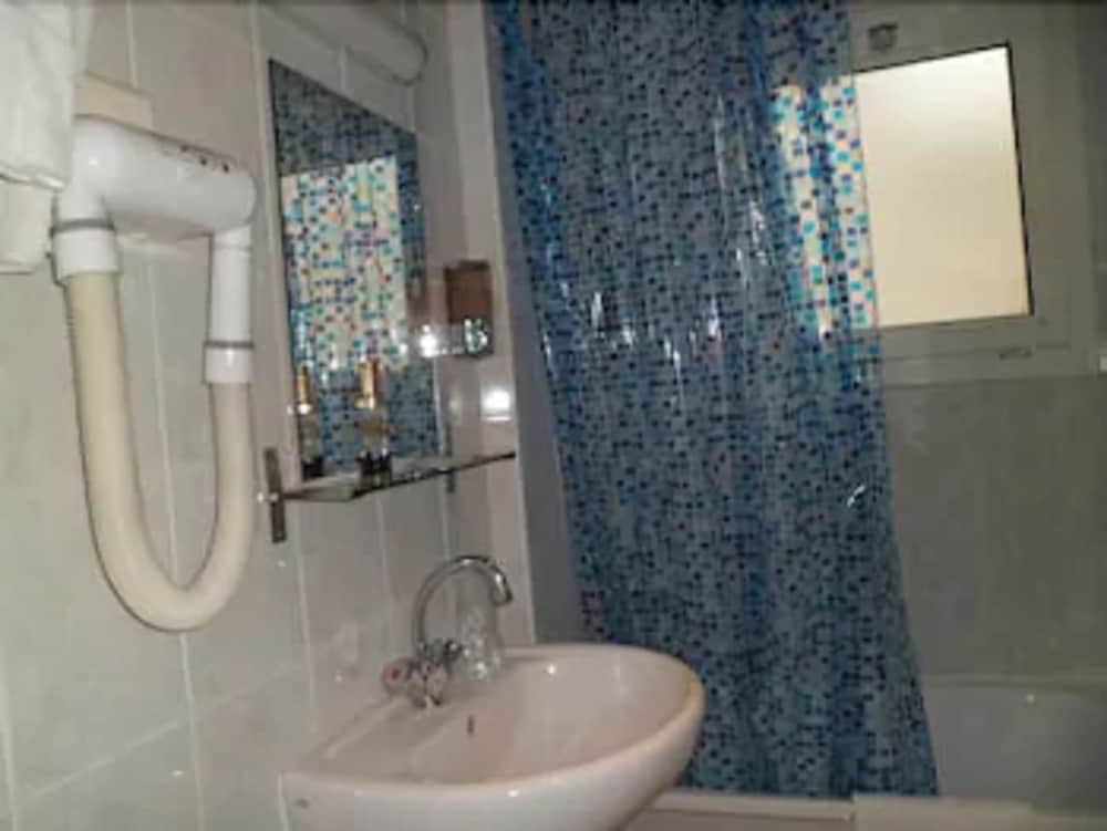 Habitación con 2 camas individuales del hotel De Paris Opéra. Foto 5