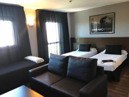 Habitación Triple con bañera del hotel Tach Madrid Airport. Foto 2