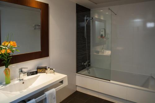 Habitación Triple con bañera del hotel Tach Madrid Airport. Foto 4