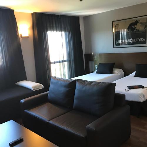 Habitación Triple con bañera del hotel Tach Madrid Airport. Foto 5