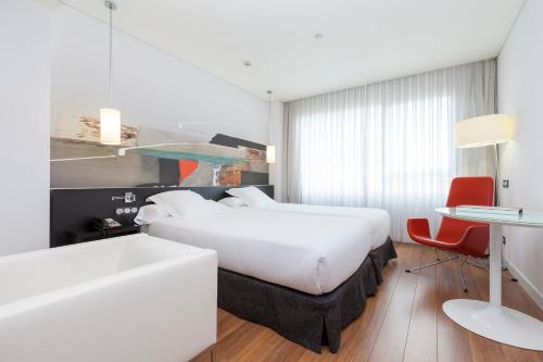 Habitación Doble Executive con servicio gratuito de enlace con el aeropuerto - 1 o 2 camas del hotel Axor Barajas. Foto 8