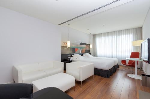 Habitación Doble Executive con servicio gratuito de enlace con el aeropuerto - 1 o 2 camas del hotel Axor Barajas. Foto 9