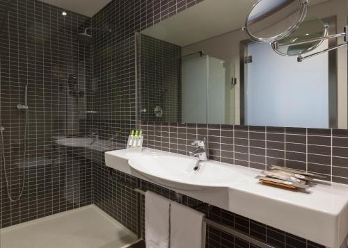 Habitación Doble Executive con servicio gratuito de enlace con el aeropuerto - 1 o 2 camas del hotel Axor Barajas. Foto 11