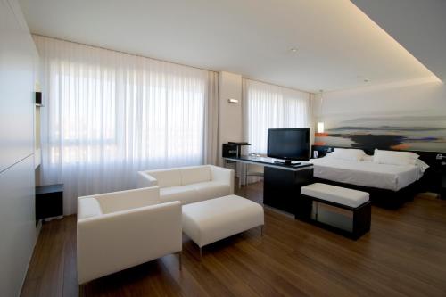 Habitación Triple con servicio gratuito de enlace con el aeropuerto del hotel Axor Barajas