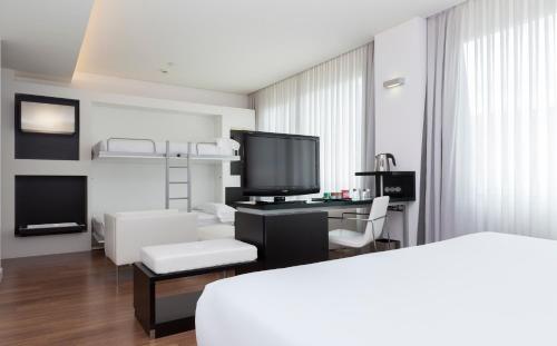 Habitación Triple con servicio gratuito de enlace con el aeropuerto del hotel Axor Barajas. Foto 3