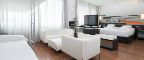 Habitación Triple con servicio gratuito de enlace con el aeropuerto del hotel Axor Barajas. Foto 4