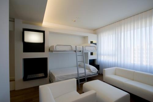 Habitación Triple con servicio gratuito de enlace con el aeropuerto del hotel Axor Barajas. Foto 9