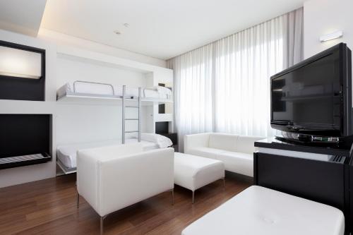 Habitación Triple con servicio gratuito de enlace con el aeropuerto del hotel Axor Barajas. Foto 11