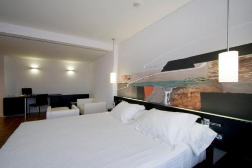 Habitación Triple con servicio gratuito de enlace con el aeropuerto del hotel Axor Barajas. Foto 14