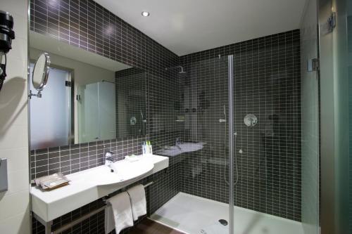 Habitación Familiar con servicio gratuito de enlace con el aeropuerto del hotel Axor Barajas. Foto 6