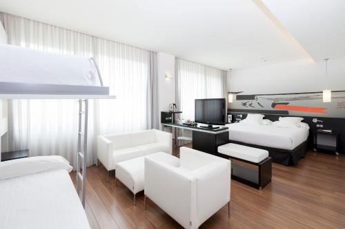 Habitación Familiar con servicio gratuito de enlace con el aeropuerto del hotel Axor Barajas. Foto 12