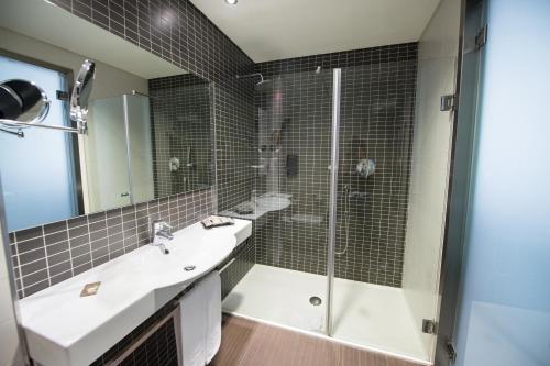 Habitación Doble con servicio gratuito de enlace con el aeropuerto del hotel Axor Feria. Foto 16