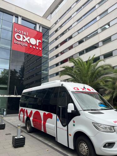 Habitación Doble Premium con servicio gratuito de enlace con el aeropuerto del hotel Axor Feria