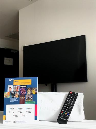 Habitación Doble Premium con servicio gratuito de enlace con el aeropuerto del hotel Axor Feria. Foto 7