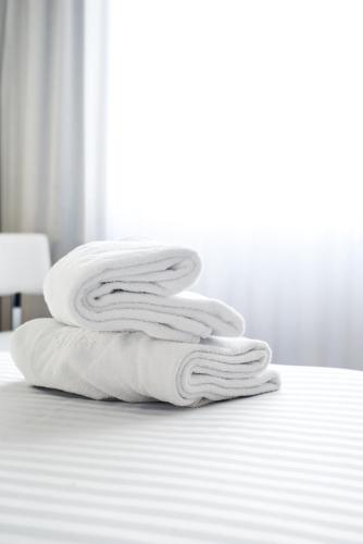 Habitación Doble Premium con servicio gratuito de enlace con el aeropuerto del hotel Axor Feria. Foto 8