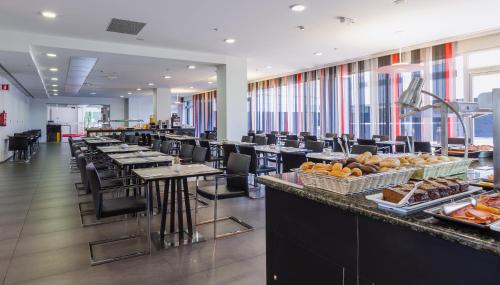 Habitación Doble Premium con servicio gratuito de enlace con el aeropuerto del hotel Axor Feria. Foto 9