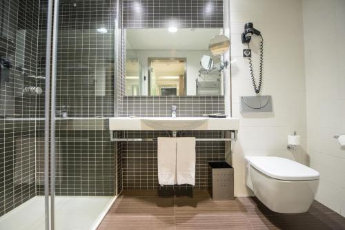 Habitación Doble Premium con servicio gratuito de enlace con el aeropuerto del hotel Axor Feria. Foto 12