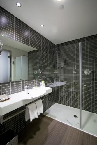 Habitación Triple con servicio gratuito de enlace con el aeropuerto del hotel Axor Feria. Foto 11