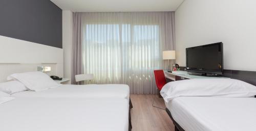 Habitación Triple con aparcamiento incluido del hotel Axor Feria. Foto 6