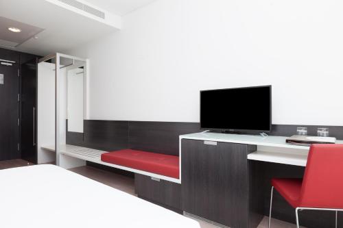 Habitación Triple con aparcamiento incluido del hotel Axor Feria. Foto 7