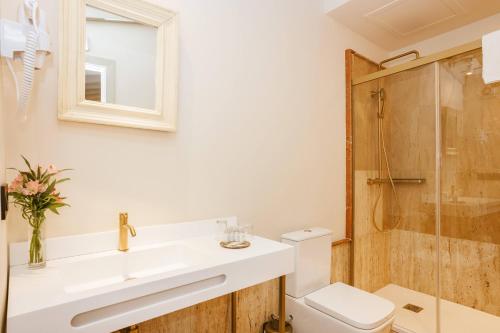 Habitación Doble en la planta baja del hotel Boutique Casas De Santa Cruz. Foto 5