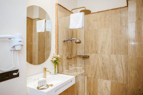 Habitación Doble en la planta baja del hotel Boutique Casas De Santa Cruz. Foto 7