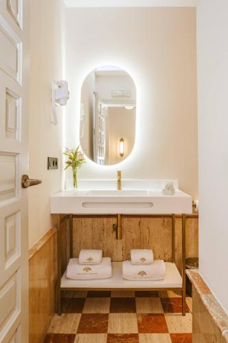 Habitación Doble con balcón del hotel Boutique Casas De Santa Cruz. Foto 1