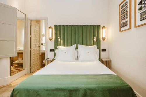 Habitación Doble con balcón del hotel Boutique Casas De Santa Cruz. Foto 6