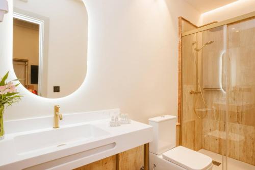 Habitación Doble con balcón del hotel Boutique Casas De Santa Cruz. Foto 7