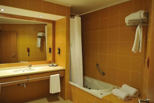 Habitación Doble con Cama supletoria del hotel Lusitania. Foto 1