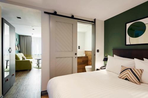 Suite de 1 dormitorio con cama doble del hotel Residence Inn By Marriott London Kensington