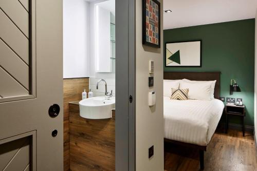 Suite de 1 dormitorio con cama doble del hotel Residence Inn By Marriott London Kensington. Foto 1