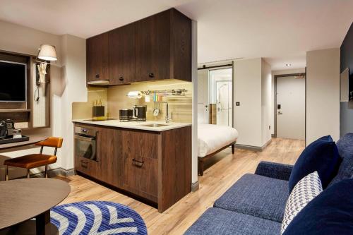 Suite de 1 dormitorio con cama doble del hotel Residence Inn By Marriott London Kensington. Foto 2